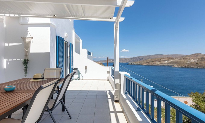 Merichas Apartamento | Spacious 3-bedroom apartment with AC, WiFi in charming Kythnos Island
