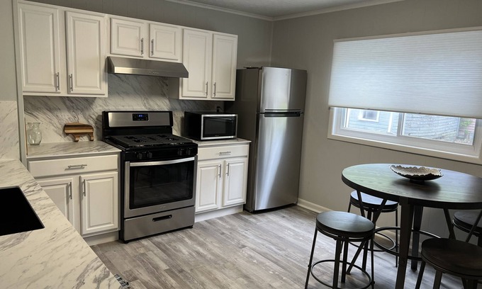 Albright Apartamento | Spacious 3 bedroom Apartment, Located in the Heart of Elmwood Village