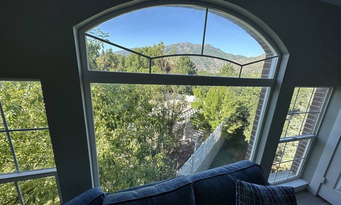 Layton Apartamento | Spacious 3-bedroom apartment with pool, hot tub, and fitness room in Layton, UT