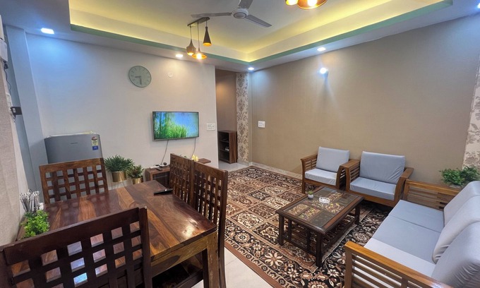Sainik Farm Apartamento | Spacious 3-bedroom apartment in enchanting DL with WiFi, AC