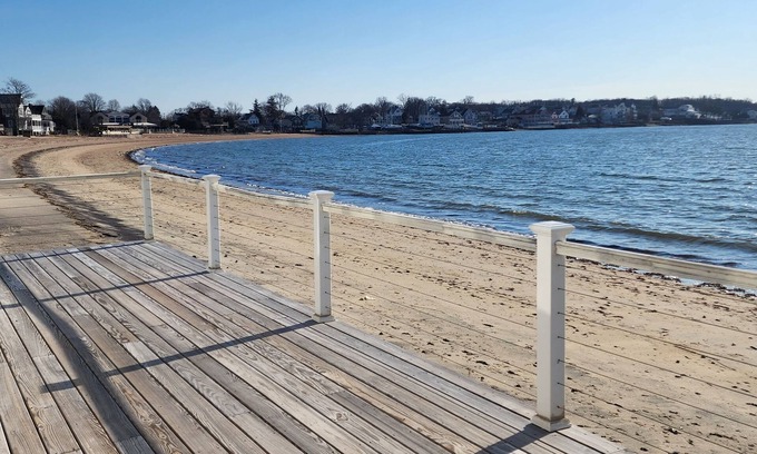 East Shore Apartamento | Spacious 3-bedroom Beach House in welcoming New Haven, Close to Everything!