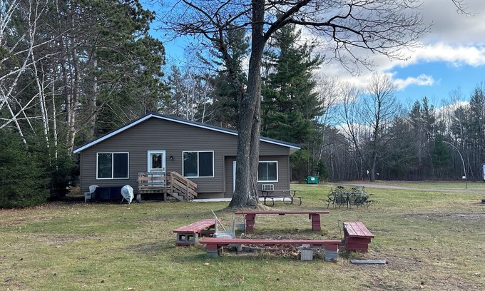 New Post Cabina | Spacious 3-Bedroom Cabin on Beautiful Blueberry Lake