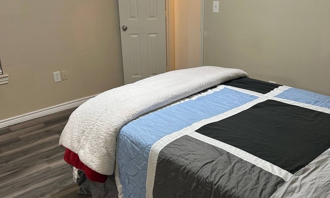 North by Northwest Apartamento | Spacious 3-bedroom Duplex in pleasant Lubbock with AC, WiFi Close to University