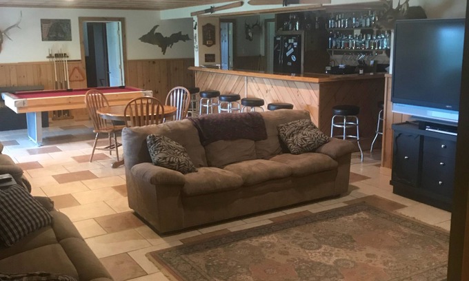 Wakefield Apartamento | Unidad espaciosa para escapadas al aire libre, puerta de entrada Premier al oeste de U. P. Aventuras