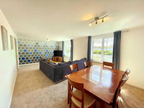 Atlantic Wharf Apartamento | Spacious 3-Bedroom Ground Floor Flat with Free Parking in Central Location