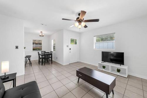 Riverside Casa | Spacious 3 Bedroom home in Riverside