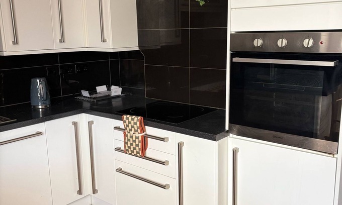 River Casa | Spacious 3 bedroom house/Free parking/ 10 mins from train station