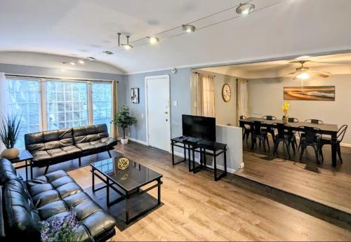 Fairfax District Apartamento | Spacious 3 bedroom home by Melrose and 10 minutes to Hollywood Walk of Fame