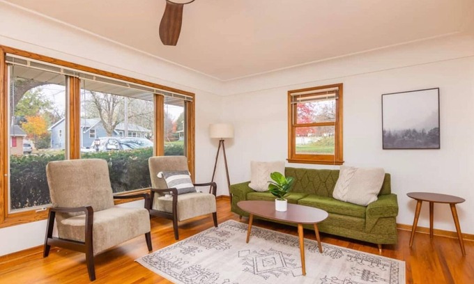 Urbandale Casa | Spacious 3 Bedroom Home with Foosball