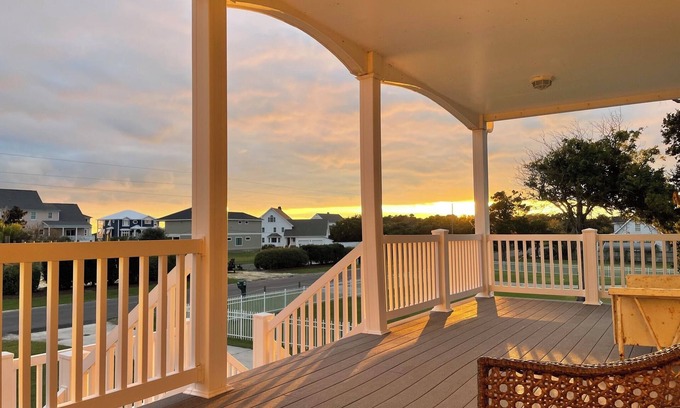The Black Cat Casa | Spacious 3-bedroom house in Beaufort with Great Porch