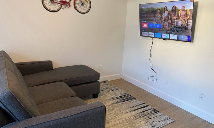 Newton Casa | Spacious 3-bedroom Suite in fabulous Surrey Wi-Fi, EV Charging, Basketball Court