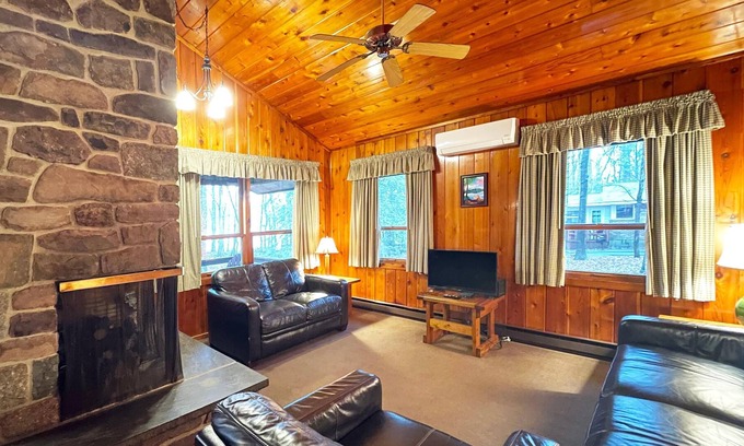 Reeders Cabina | Spacious 3 Bedroom Lake View Cabin, covered porch for BBQ