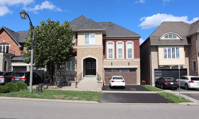 Ajax Apartamento | Spacious 3 Bedroom walkout Basement Apartment