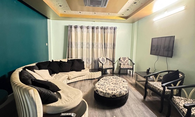 Basundhara Residential Area Apartamento | Spacious 3‑BR Bashundhara Flat AC, Wi‑Fi & Balconies. KeyHost Homes