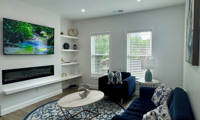 Roxbury Condominio | Spacious 3-BR Condo with Modern Fireplace & Full Amenities - Near Downtown