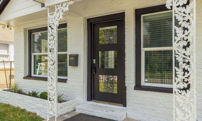 South Central Houston Casa | Spacious 8 Guest Home in Central Houston - The Ark Haven!