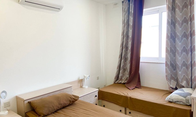 St. Andrew's Apartamento | Spacious 3 Double bedroom PENTHOUSE closed to Paceville and St. George Beach