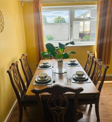 Leeds Casa | Spacious, 3 double bedroomed, free parking, 9 mins Elland Rd, nr Leeds City Centre