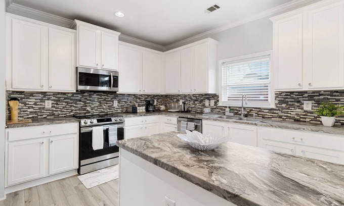 Union City Casa | Spacious 3 level house, 7bedrooms 4 baths in Union City