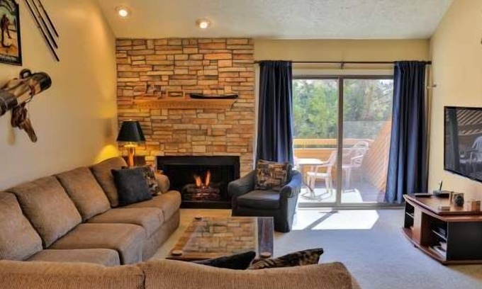 Harbor Springs Condominio | Amplio, 3 niveles Trout Creek Condo # 2 - 5 habitaciones, 3. 5 baños. Cerca del gimnasio y amp; Piscina.
