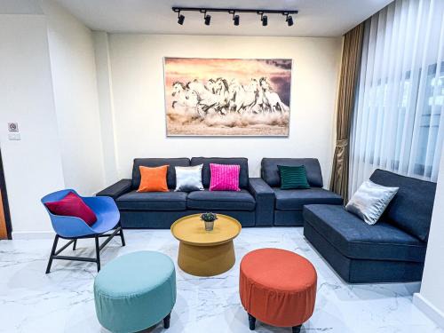 Phra Khanong Nuea Villa | SPACIOUS, 3 mins walking to BTS Phra Khanong & Near Thonglo, Em District, Terminal 21, MAX 20 People