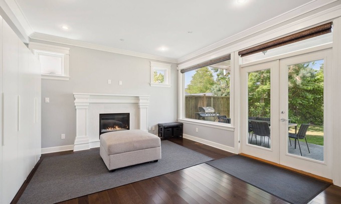 District of North Vancouver Casa | Spacious 3-Story North Vancouver Home: 4 Bedrooms, Gym, Ideal for Families