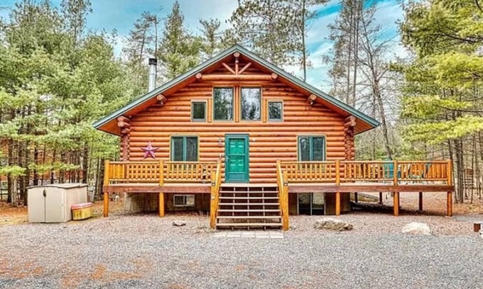 Hatfield Cabina | Spacious 3 Story Cabin. Access to UTV/ATV Trails & Near Lake Arbutus