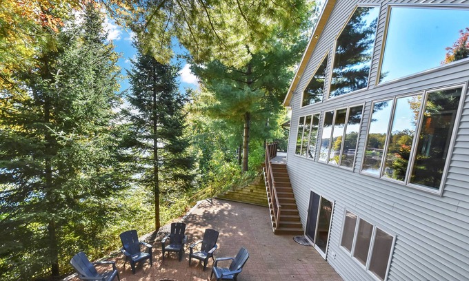 Mountain Cabina | Spacious 3 story lakefront cottage on Chute pond (lake)
