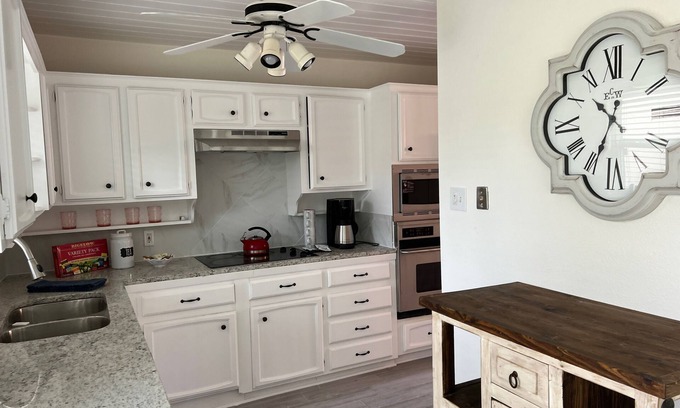West Arlington Casa | Spacious 3BD 2.5BA FreeWiFi Parking 3.4 miles to AT&T Stadium, 17 mi to DFW Intl