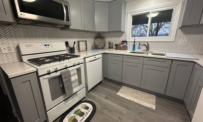 DeKalb Casa | Spacious 3BD 2BA 5 MIN TO NIU Pets Welcome Fast WIFI