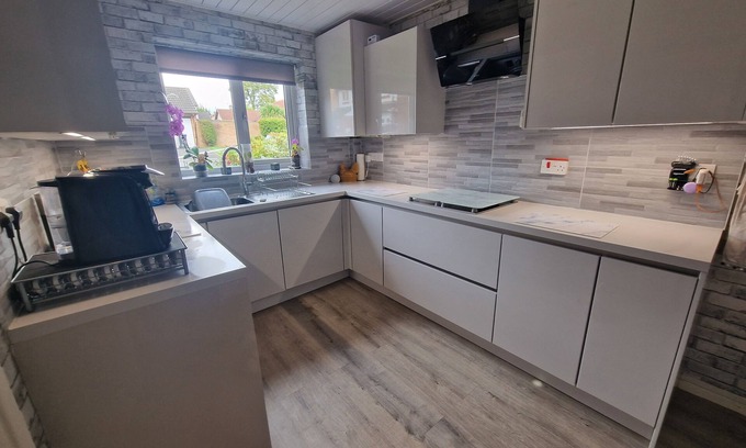 Wrexham Casa | Spacious 3bed semi/Gamesroom/Drive/10mins to City