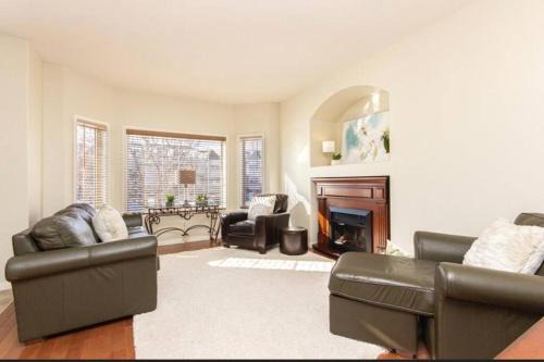 Red Deer Casa | Spacious 3bedrm for family or business travellers