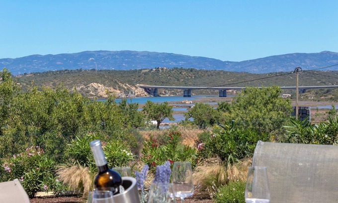 Estombar Apartamento | Spacious 3bedroom Garden Retreat breathtaking views & easy access to amenities
