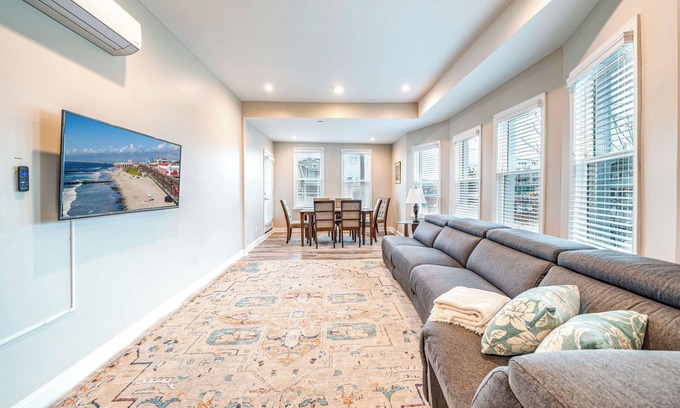 North End Condominio | Spacious 3BR/2BA Condo - 5 Min Walk to Beach/Boardwalk. 2 Min to Shops Downtown