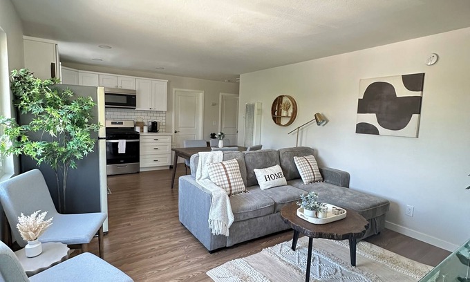 Los Angeles Casa | Spacious 3BR/2BA Near DTLA Dodgers & Crypto Arena Minutes Away