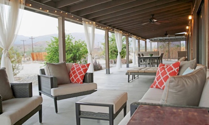 Borrego Springs Casa | Amplia casa de 3BR Borrego Springs, a pie del centro de la ciudad, increíbles vistas a la montaña.