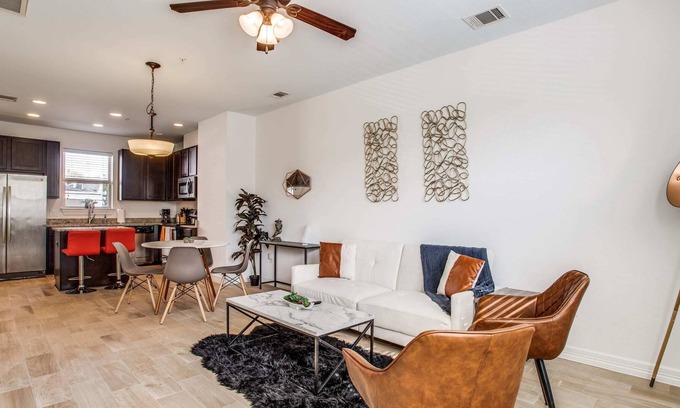 North University Casa | Spacious 3BR CozySuites in Central Austin by UT 01
