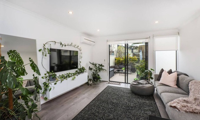 West Footscray Apartamento | Stylish 3BR Family Retreat Sleeps 6 Free Parking Fast WiFi Full Kitchen Ideal for Groups, Kids & Long Stays