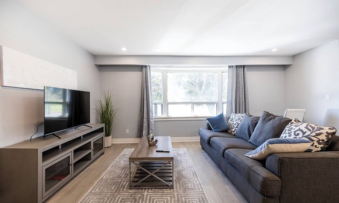 Lakeview Casa | Spacious 3BR Family Stay Hwy 401
