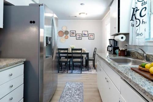South Arlington Casa | Spacious 3BR Home for 10 Guests Near Downtown Theme Parks & AT&T Stadium 510