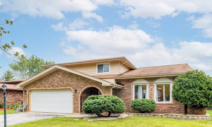 Chicago Casa | Spacious 3br home near Chicago, fenced yard for pets