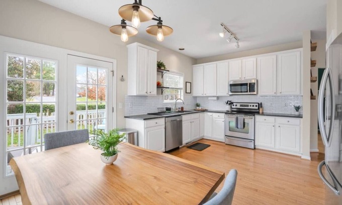 Northwest Raleigh Casa | King Suite | Office Space | Fenced Backyard | TVs