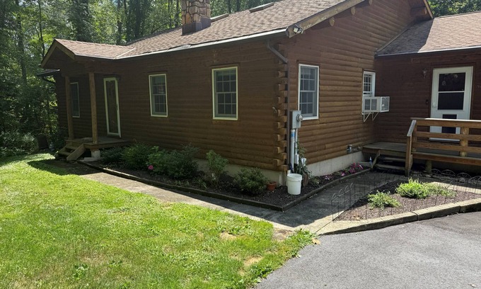 Bethel Cabina | Spacious 3BR Home with Fire Pit, Loft & Private Patio