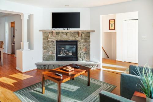 Long Pond Apartamento | Spacious 3BR House, Hot Tub, Firepit, Ski Access!