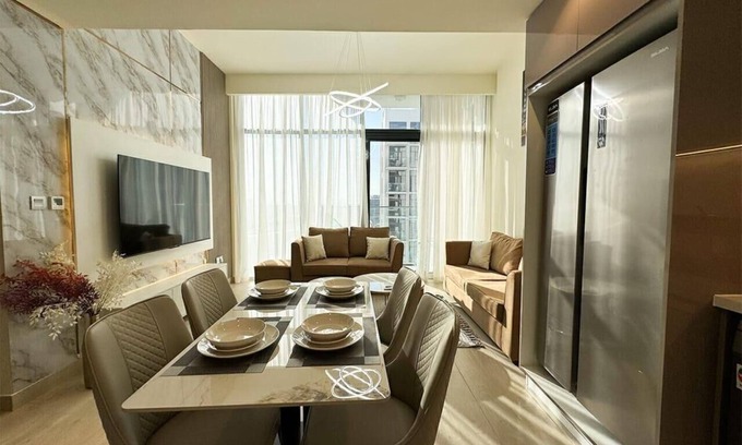 Nad Al Sheba Apartamento | Spacious 3BR in Azizi Riviera by Bespoke