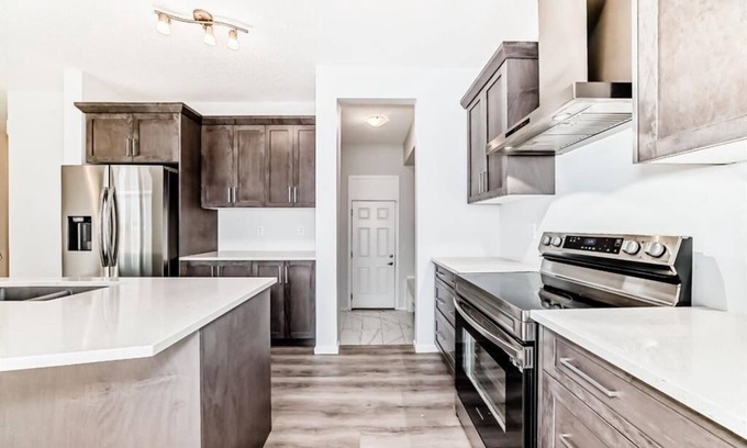 Calgary Casa | Spacious 3BR + Loft, 2.5B Retreat in Quiet Neighbourhood – Perfect for Families!