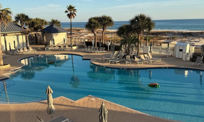 Fort Morgan Apartamento | Spacious 3BR Resort Condo Steps From Gulf Beach