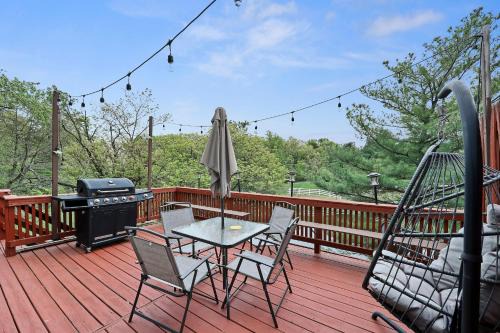 Calverton Apartamento | Spacious 3BR Townhouse with Balcony & Gym