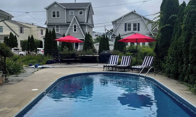 Milford Casa | Spacious 3BR w/pool and a min from Gulf beach in Milford CT