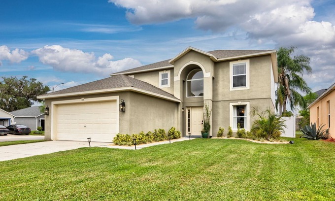 Sanford Casa | Spacious 4+1 bedroom house in Sanford with fast WiFi, A/C, & sleeping up to 12!